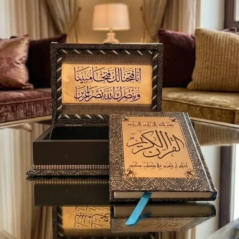 صندوق قرآن كريم مفتوح يظهر آيات الفتح بالداخل مع نسخة المصحف الشريف ذات الغلاف المذهب الفاخر.