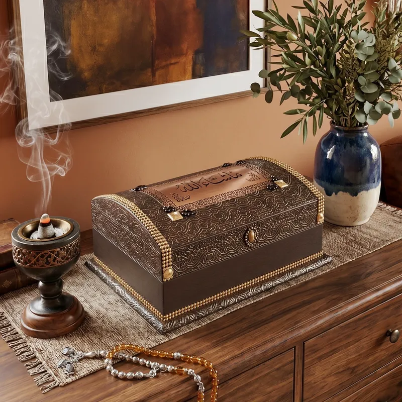 صندوق قرآن كريم مفتوح يظهر آيات الفتح بالداخل مع نسخة المصحف الشريف ذات الغلاف المذهب الفاخر.