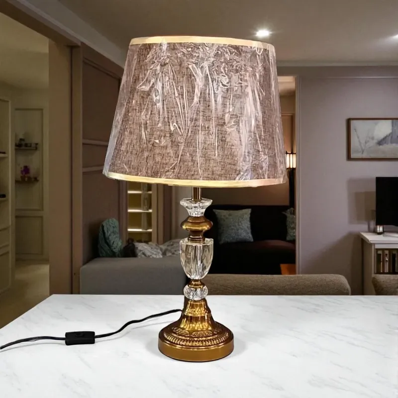 أباجورة نوم معدنية كريستال حديثة، موديل 028855 أباجورة معدنية بالكريستال فاخرة تتميز بغطاء كتان باللون البني، وتصميم عصري. قاعدة معدنية ذهبية متينة تضمن ثبات المصباح. مثالية للاستخدام في غرفة المعيشة أو غرفة النوم أو أي مكان آخر في منزلك.