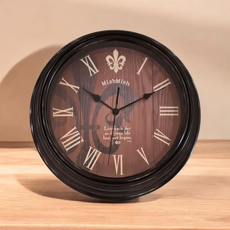 ساعة حائط بتصميم أنيق باللون البني والوجه باللون الأحمر. تتميز بالأرقام الرومانية الذهبية. مصنوعة من مواد عالية الجودة وتعمل ببطارية واحدة، وهي الهدية المثالية لأحبائك.